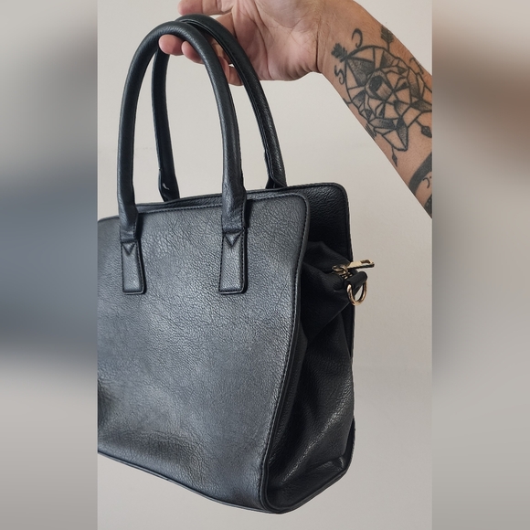 Black Handbag 👛🖤 - Picture 5 of 9